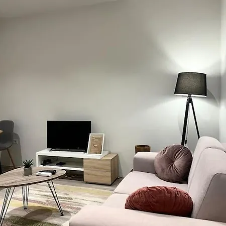 Destiny - Cozy At Myslym Shyri Apartment *